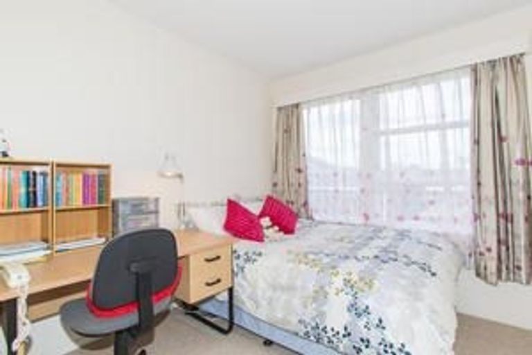 Photo of property in 9 Heather Place, Sunnynook, Auckland, 0620