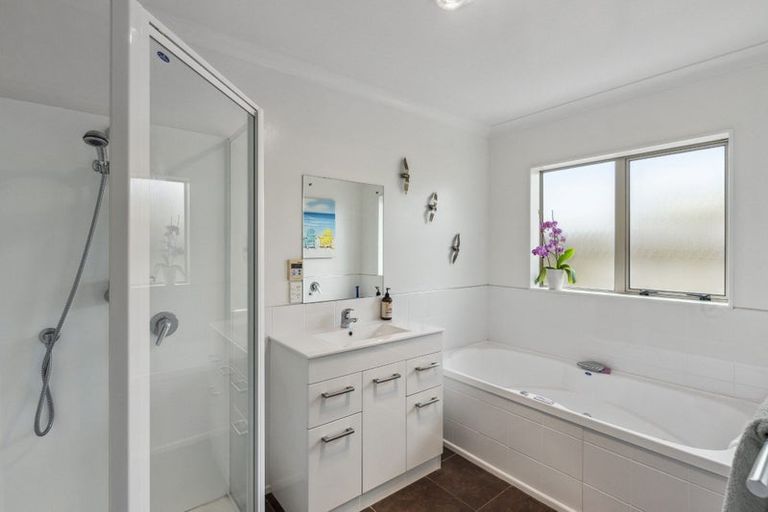 Photo of property in 35 Holcombe Drive, Paraparaumu, 5032