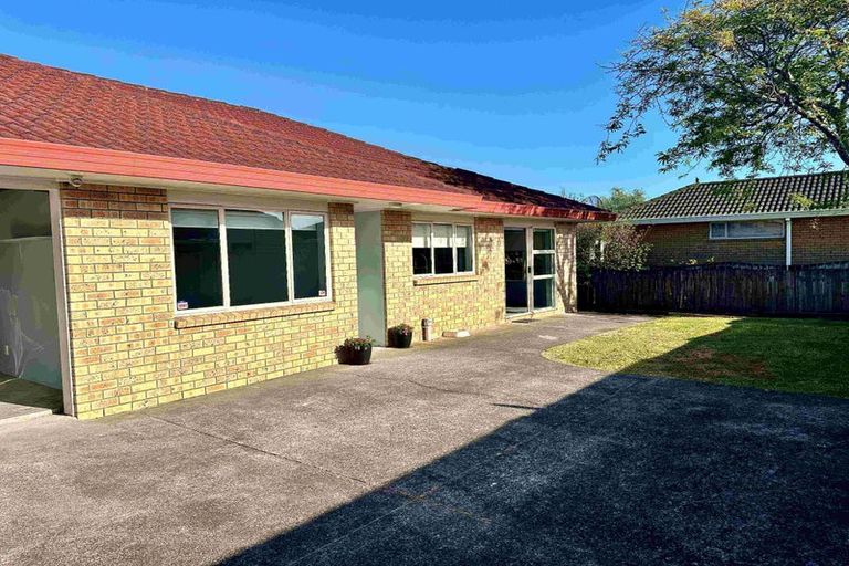 Photo of property in 2/327 Botany Road, Golflands, Auckland, 2013