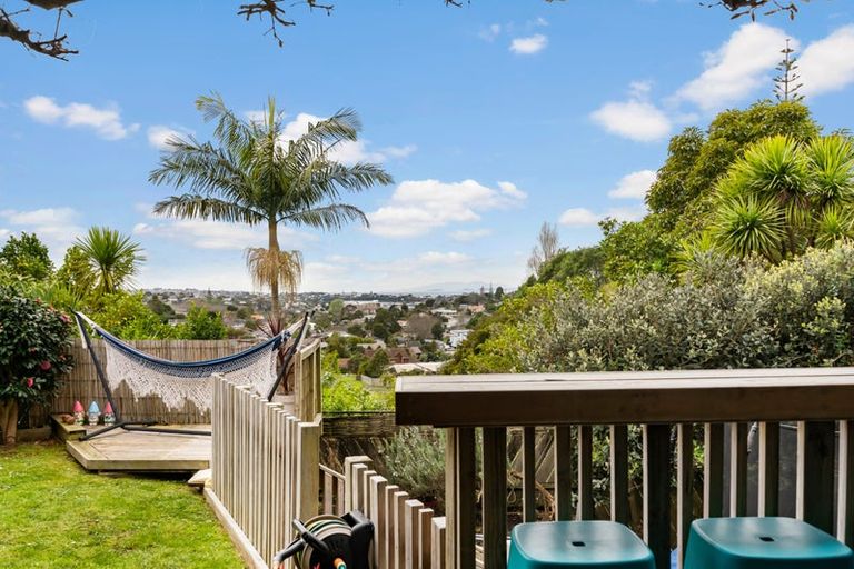 Photo of property in 1/305 Glenfield Road, Glenfield, Auckland, 0629