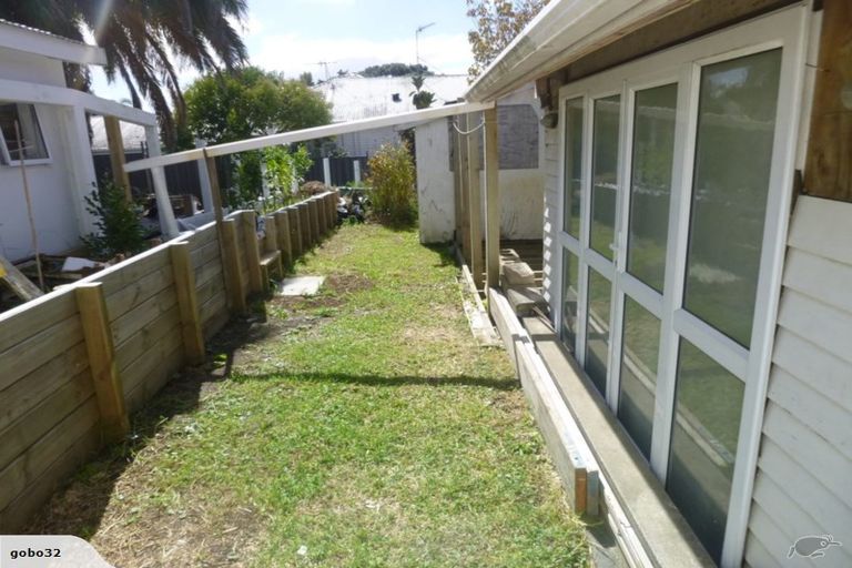 Photo of property in 32 Te Atatu Road, Te Atatu South, Auckland, 0610