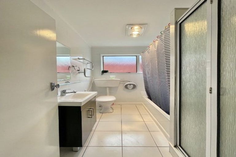 Photo of property in 1/146 Newlands Road, Newlands, Wellington, 6037