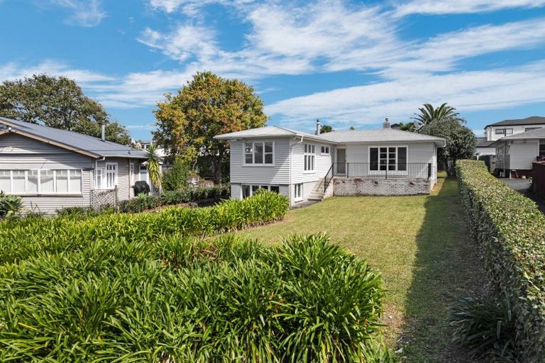 Photo of property in 4 Longburn Road, Henderson, Auckland, 0610