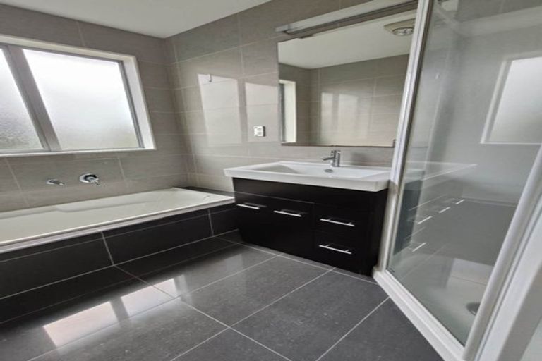 Photo of property in 8 The Rosebowl, Sunnyhills, Auckland, 2010