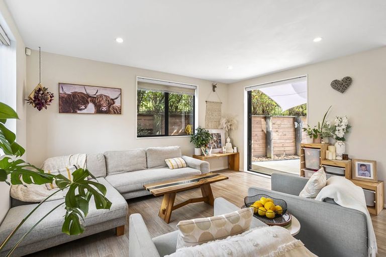 Photo of property in 112 Grand Drive, Orewa, 0931