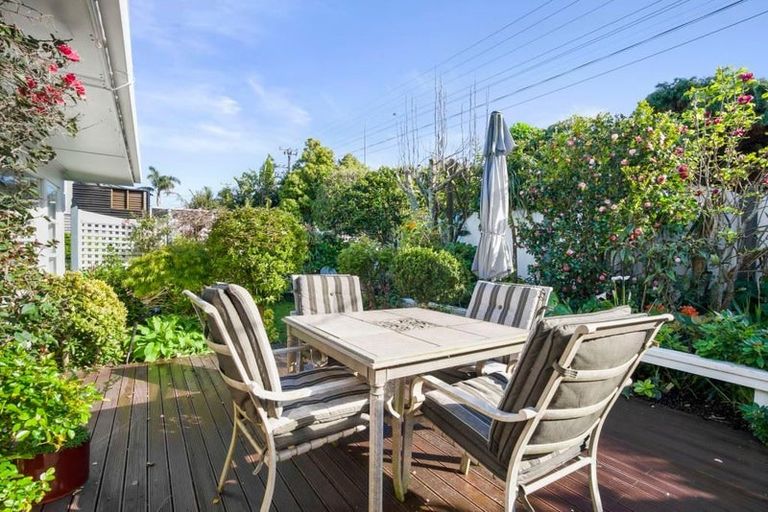 Photo of property in 1/290 East Coast Road, Forrest Hill, Auckland, 0620