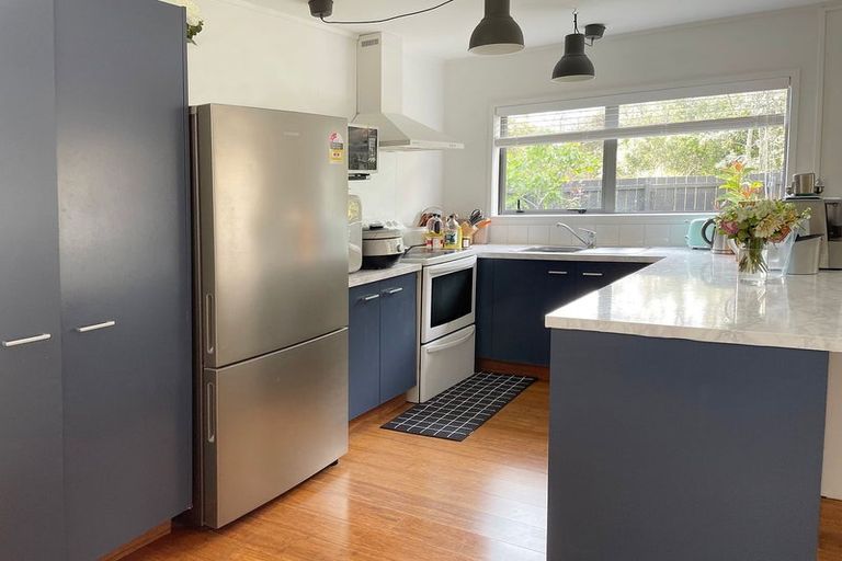 Photo of property in 17 Caspian Close, New Lynn, Auckland, 0600