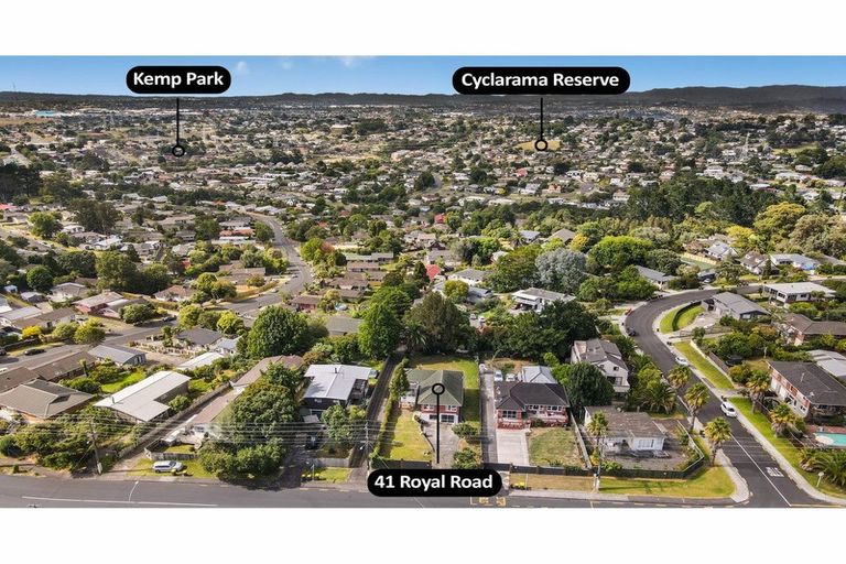 Photo of property in 41 Royal Road, Massey, Auckland, 0614