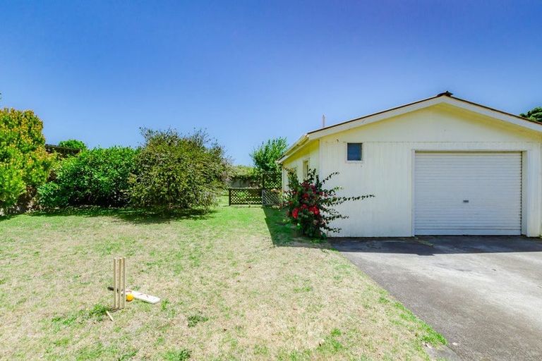 Photo of property in 61 Queens Road, Waikanae Beach, Waikanae, 5036