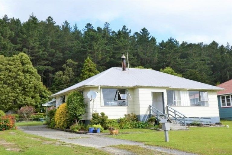 Photo of property in 16 Mawhera Street, Dobson, Greymouth, 7805