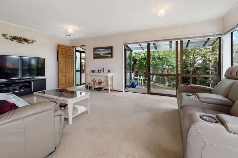 Photo of property in 2/2 Law Street, Torbay, Auckland, 0630