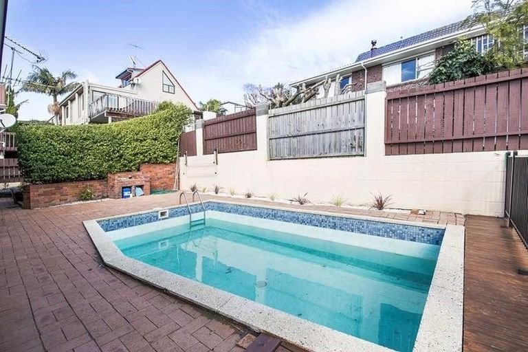 Photo of property in 1 Lynngate Place, Hillcrest, Auckland, 0627