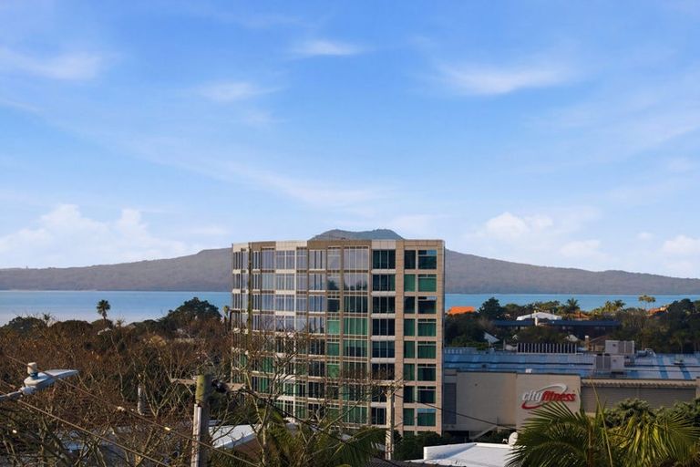 Photo of property in 2a Rangitoto Terrace, Milford, Auckland, 0620