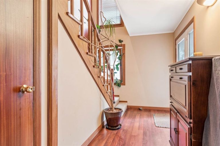 Photo of property in 60 Royal View Road, Te Atatu South, Auckland, 0610