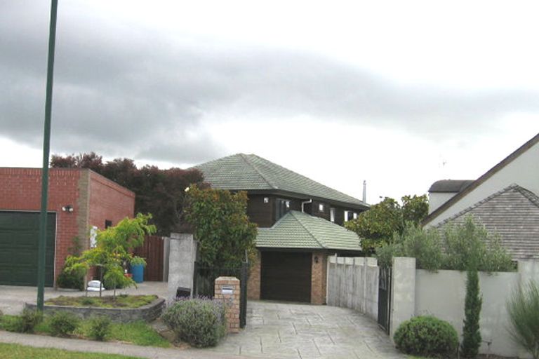 Photo of property in 18 Rosetti Rise, West Harbour, Auckland, 0618