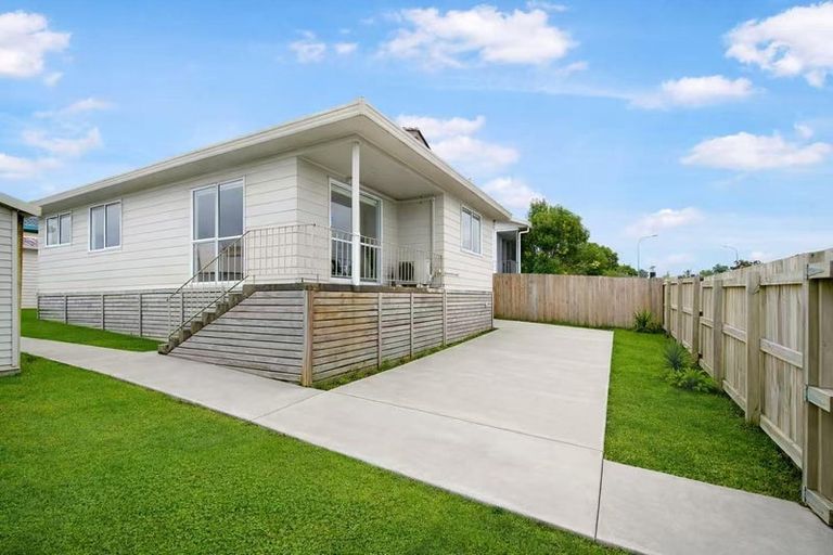 Photo of property in 2/69 Luanda Drive, Ranui, Auckland, 0612