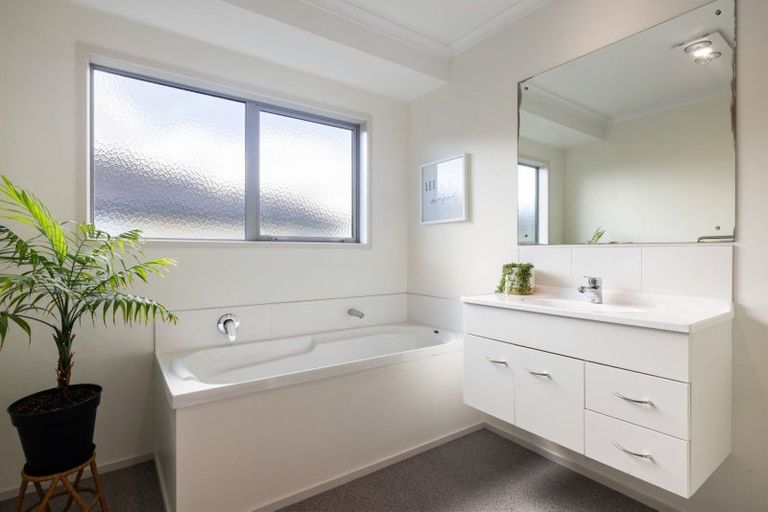 Photo of property in 107 Farnborough Drive, Grandview Heights, Hamilton, 3200