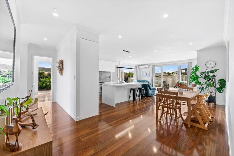 Photo of property in 1 Aporo Drive, Kumeu, 0810