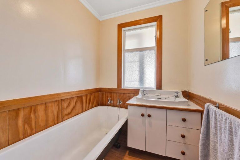 Photo of property in 10 Norman Street, Lower Vogeltown, New Plymouth, 4310