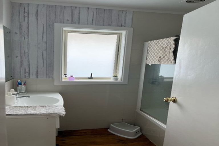 Photo of property in 1 Hartley Terrace, Massey, Auckland, 0614