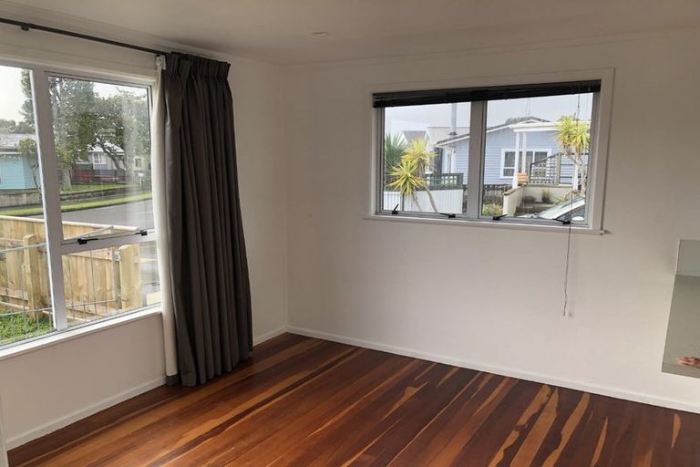 Photo of property in 12 Riversdale Drive, Merrilands, New Plymouth, 4312