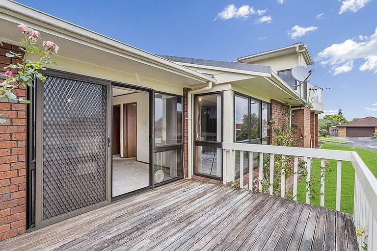 Photo of property in 75 Dalwhinnie Parade, Highland Park, Auckland, 2010