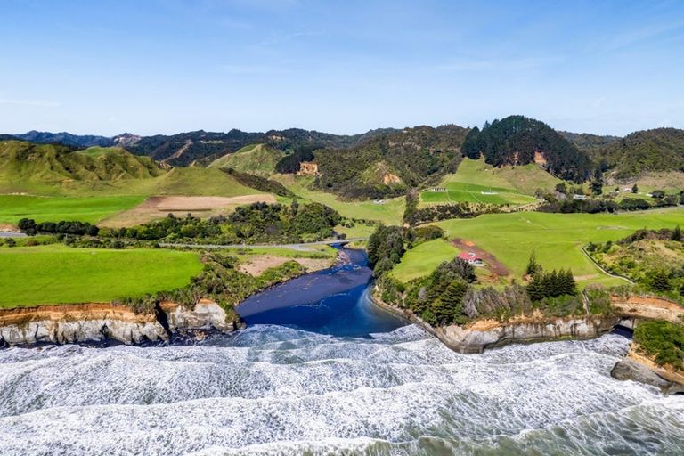 Photo of property in 4020 Mokau Road, Tongaporutu, Urenui, 4376