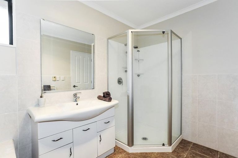 Photo of property in 11 Ina Ville Drive, Pukekohe, 2120