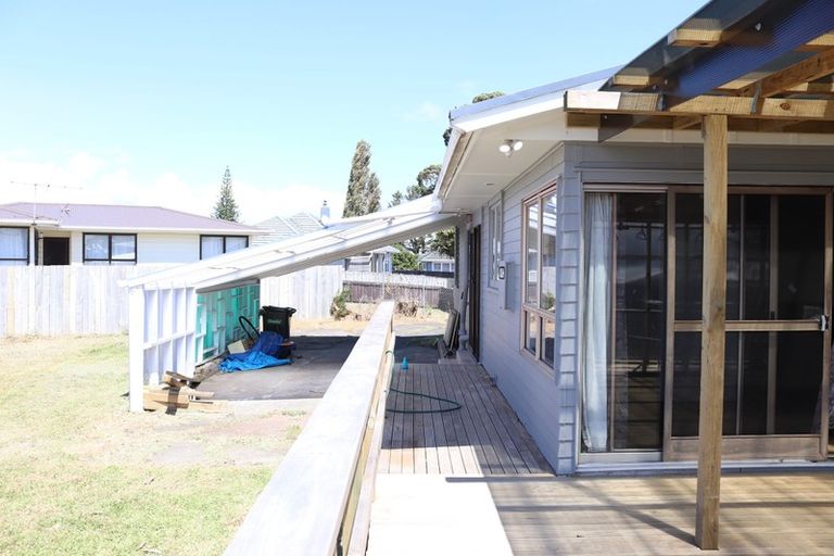 Photo of property in 10 Ingleby Place, Kelston, Auckland, 0602