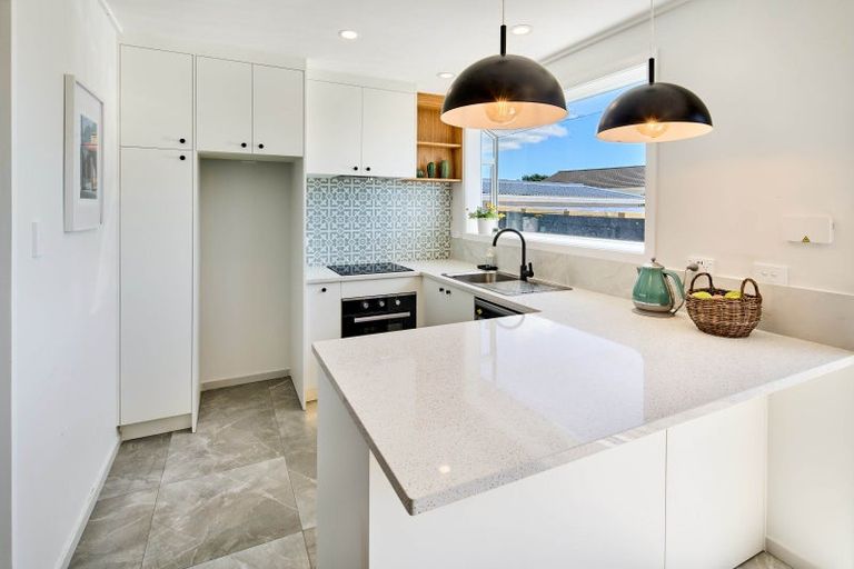 Photo of property in 39 Edgecombe Street, Newlands, Wellington, 6037