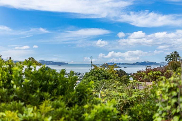 Photo of property in 5 Christina Grove, Normandale, Lower Hutt, 5010