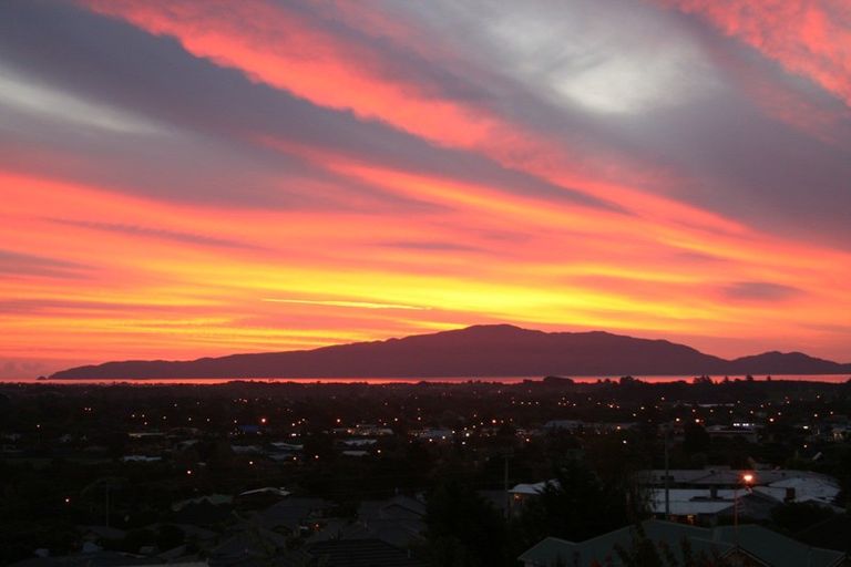 Photo of property in 77 Kakariki Grove, Waikanae, 5036