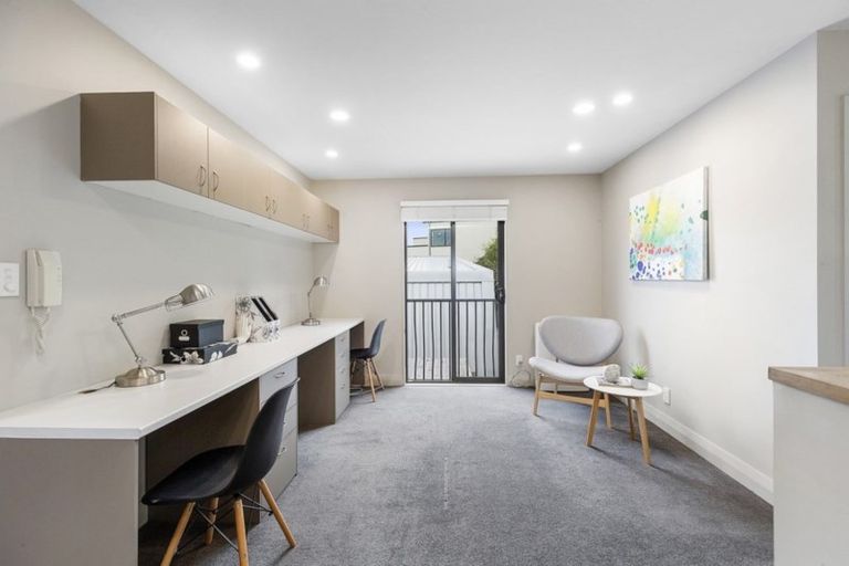 Photo of property in 5 Bunker Way, Strathmore Park, Wellington, 6022