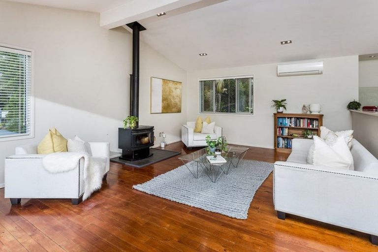 Photo of property in 19 Valerie Crescent, Okura, Albany, 0792