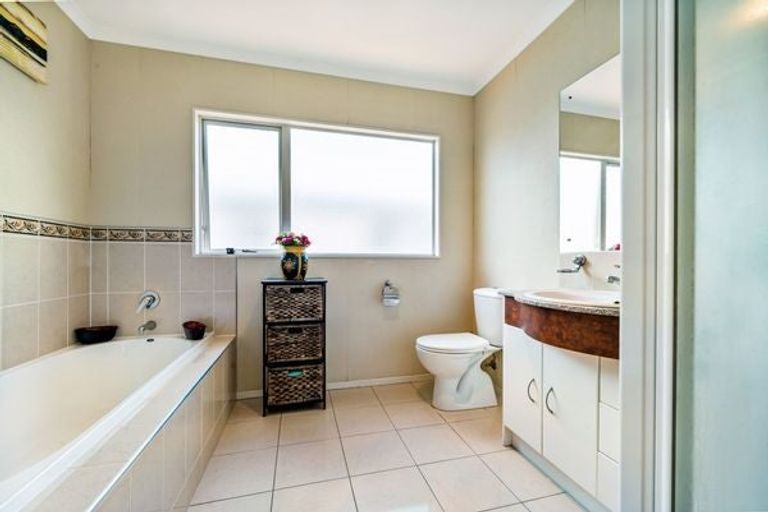 Photo of property in 11 Barcaldine Road, Flat Bush, Auckland, 2016