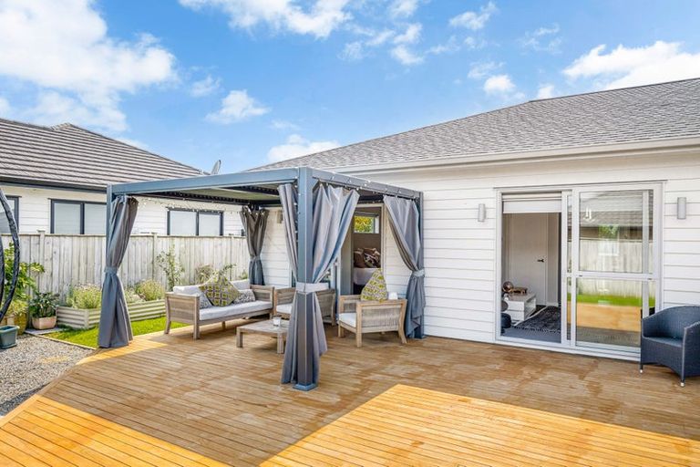 Photo of property in 16 Walter Ruddock Avenue, Kumeu, 0810