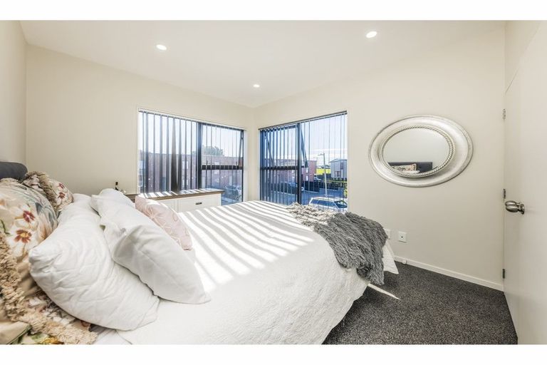 Photo of property in 1 Te Aparangi Road, Papakura, 2110