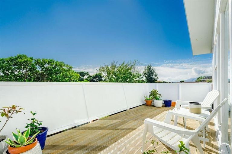 Photo of property in 1 Hadfield Place, Paraparaumu Beach, Paraparaumu, 5032