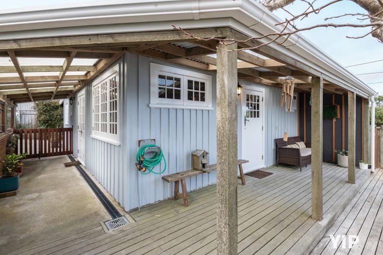 Photo of property in 20a Chapman Street, Newlands, Wellington, 6037