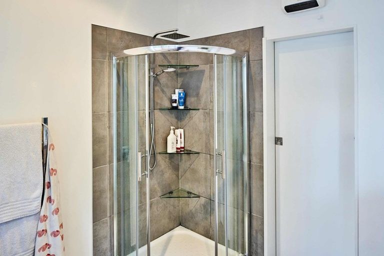 Photo of property in 28 Seaview Road, Paremata, Porirua, 5024