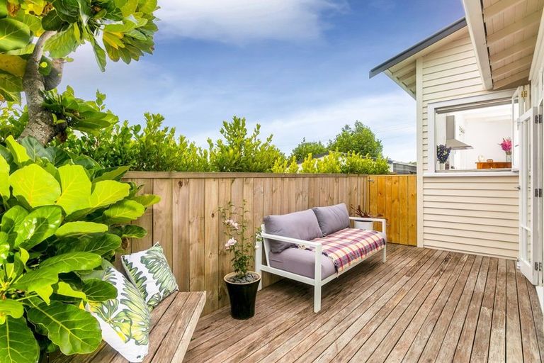 Photo of property in 32 Hawea Road, Point Chevalier, Auckland, 1022