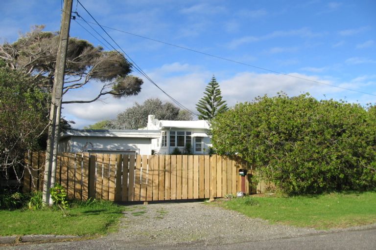 Photo of property in 16 Henare Street, Waikanae Beach, Waikanae, 5036