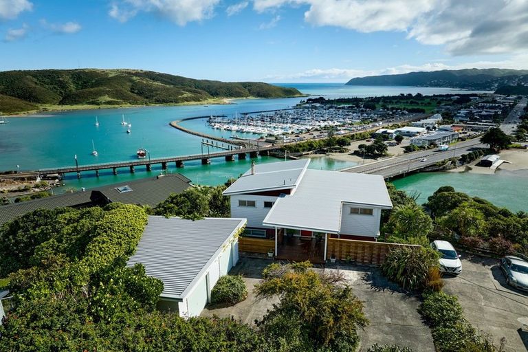 Photo of property in 58 Kiriwai Road, Paremata, Porirua, 5024