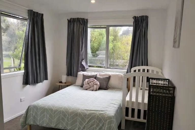 Photo of property in 3 Julia Place, Totara Vale, Auckland, 0629