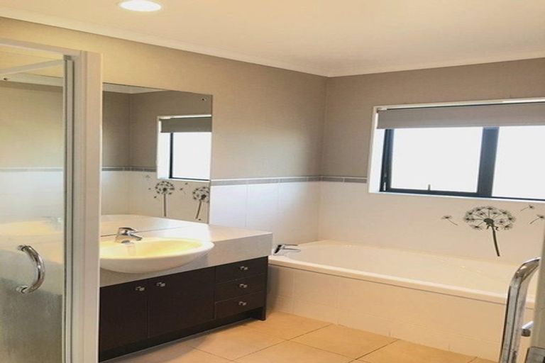 Photo of property in 4 Drumston Place, Flat Bush, Auckland, 2019