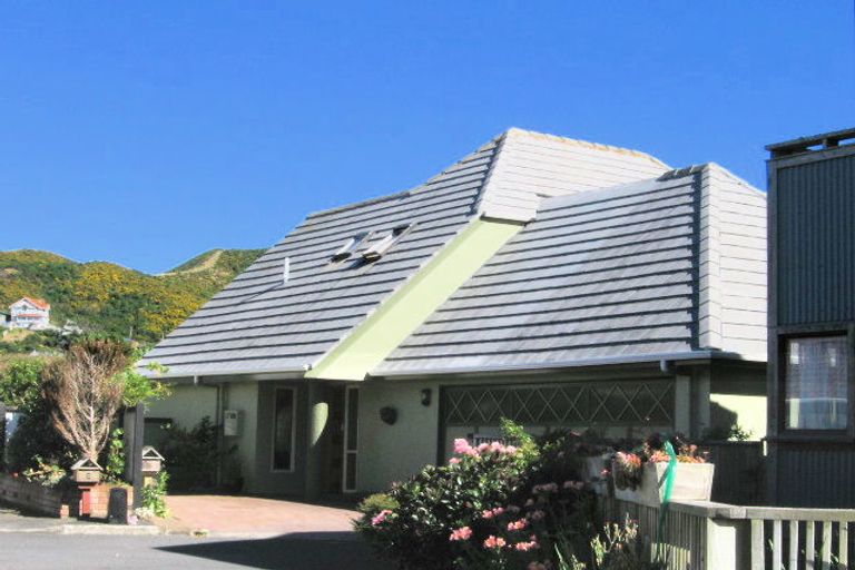 Photo of property in 3 Erskine Close, Island Bay, Wellington, 6023