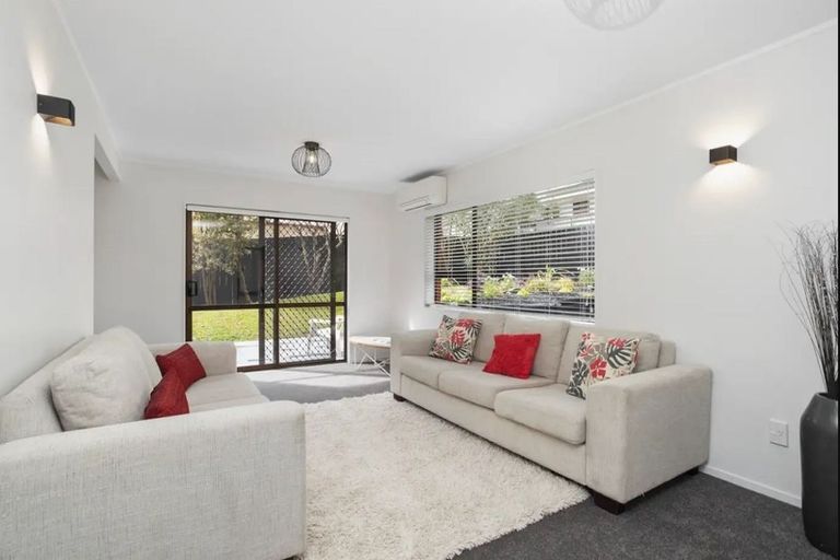 Photo of property in 2/303a Great North Road, Henderson, Auckland, 0612