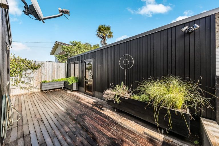 Photo of property in 2/47 Shakespeare Road, Milford, Auckland, 0620