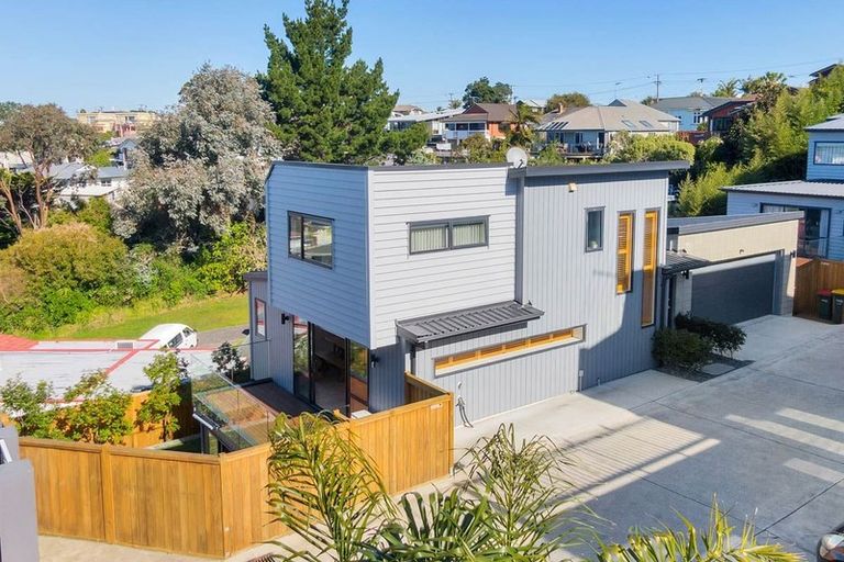 Photo of property in 73d East Coast Road, Castor Bay, Auckland, 0620