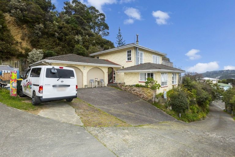 Photo of property in 3 Lord Street, Stokes Valley, Lower Hutt, 5019